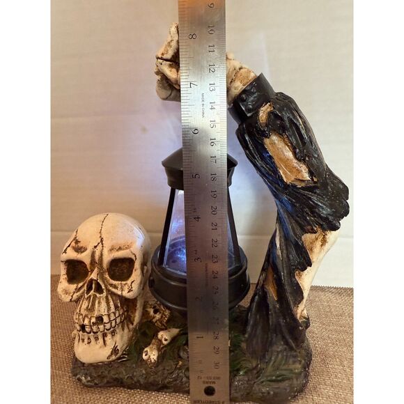 Creepy Halloween Skull Rising from the Grave! Solar Powered Graveyard Sinister! - Picture 3 of 7